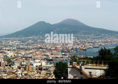 Lo skyline di Napoli con il Vesuvio, visto dal Vomero, Napoli, Campania, Italia, Europa Foto Stock