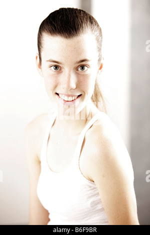 Ragazza, 17, guardando la telecamera, sorridente Foto Stock