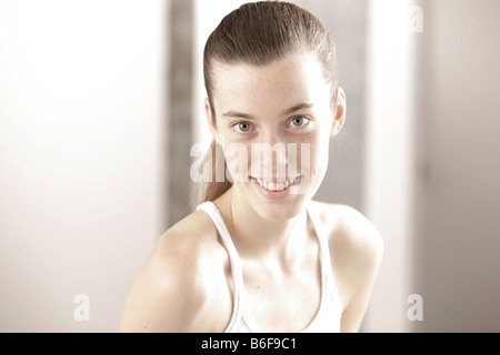 Ragazza, 17, guardando la telecamera, sorridente Foto Stock