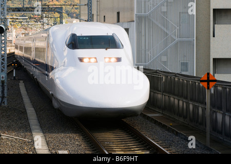 Il treno superveloce Shinkansen N700 series Foto Stock