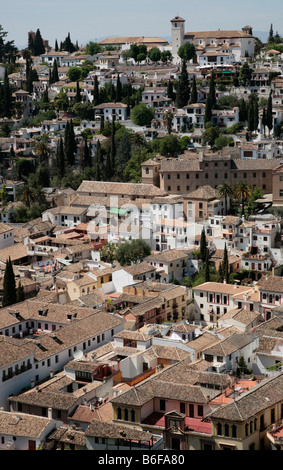 Vista dall'Alhambra di Granada sul case del vecchio centro della città di Granada, Andalusia, Spagna, Europa Foto Stock