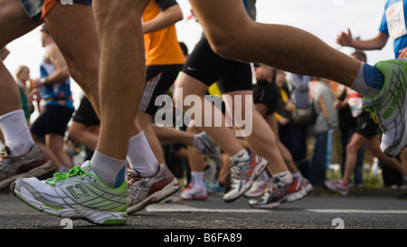 Vista dettagliata delle gambe e dei piedi dei corridori della maratona 2008, Berlino, Germania, Europa Foto Stock