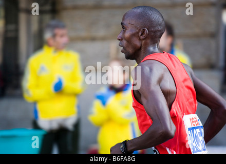 Africano nero partecipante della maratona di Berlino 2008 al chilometro 40, Berlino, Germania, Europa Foto Stock