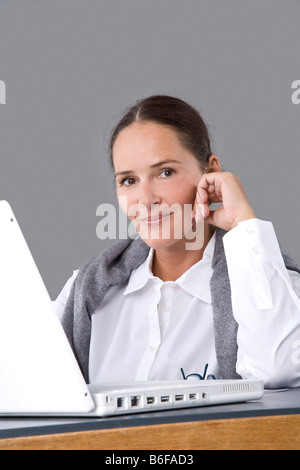 Giovane donna che lavorano sul proprio portatile Foto Stock
