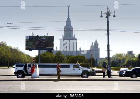 Hummer Limousine utilizzato per la festa di nozze con l Università Statale di Mosca in background Mosca Russia Foto Stock