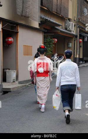 Una Maiko, un tirocinante Geisha, camminando con il suo assistente al di Odori nel quartiere di Gion di Kyoto, Giappone, Asia Foto Stock