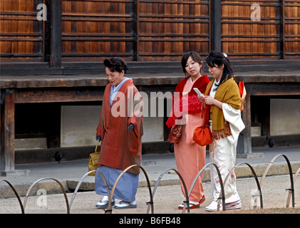 Signore giapponese vestita in kimono presso gli Heian Jingu a Kyoto, Giappone, Kyoto Foto Stock