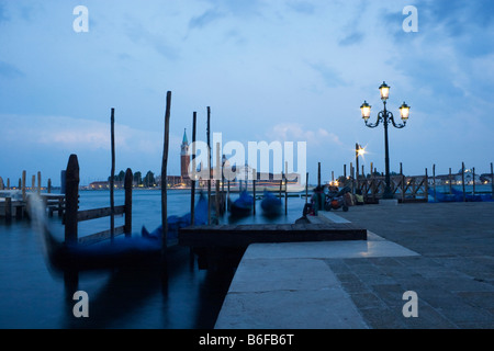 Canal Grande e gondole, nel retro San Giorgio Maggiore al crepuscolo, Venezia, Italia e Europa Foto Stock