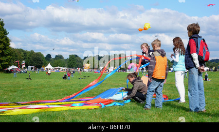 Aquiloni su un kite festival, figli di rilasciare la linea del kite, Germania Foto Stock