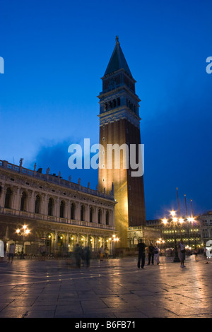 La Basilica di San Marco il Campanile di San Marco in Piazza San Marco al tramonto, Venezia, Italia e Europa Foto Stock