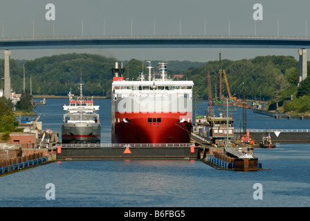 Kiel-Holtenau serratura nella parte anteriore del ponte sul Canale di Kiel, Kiel, Germania, Europa Foto Stock