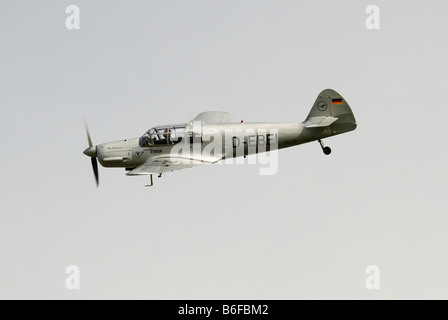 Messerschmitt Bf 108 Taifun durante un cavalcavia profonda Foto Stock