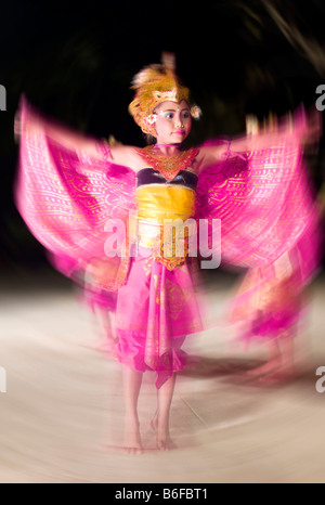 Bambino Balinese presenta la tradizionale danza Legong a turisti in Kuta Bali, Indonesia, Asia Foto Stock