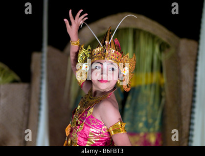 Bambino Balinese presenta la tradizionale danza Legong a turisti in Kuta Bali, Indonesia, Asia Foto Stock