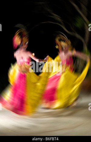 Bambini Balinese presente la tradizionale danza Legong a turisti in Kuta Bali, Indonesia, Asia Foto Stock