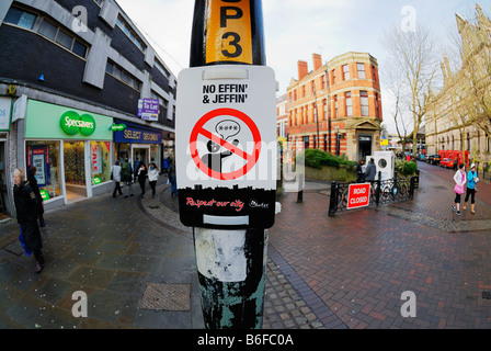 Cartelli posti intorno a Preston dal consiglio della città di trattare con il comportamento antisociale nella città. Foto Stock