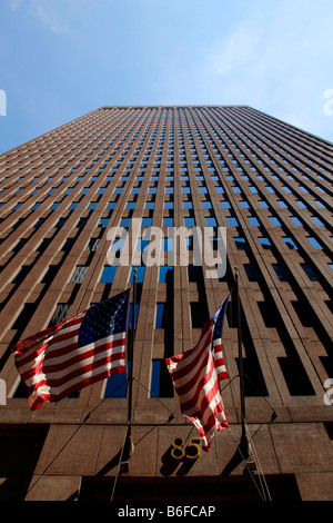 Facciata di un grattacielo con noi-flags sopra l'entrata, la città di New York, Stati Uniti d'America Foto Stock