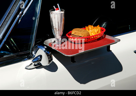 Drive-in vassoio ristorante attaccato a un 1965 Pontiac a Classic Car Show di Belvidere, New Jersey, STATI UNITI D'AMERICA Foto Stock