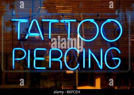 Insegna al neon, Tattoo Piercing, New York City, NY, STATI UNITI D'AMERICA Foto Stock