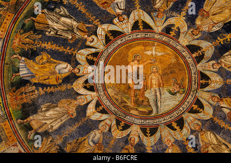 Battesimo mosaico su la cattedrale battistero soffitto, Ravenna, Italia, Europa Foto Stock