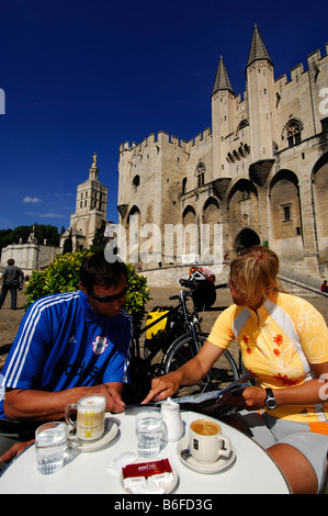 I ciclisti prendendo una pausa di fronte al Palazzo dei Papi di Avignone, Provence, Francia Foto Stock