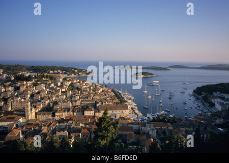 La citta di Hvar e porto sull'isola croata di Hvar nel Mare Adriatico con vista delle Isole Pakleni, arcipelago della Dalmazia, Croazia. Foto Stock