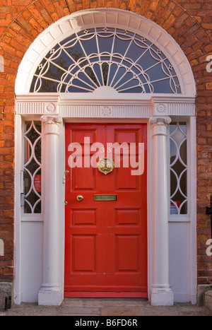 Rosso porta anteriore nella famosa Georgian Merrion Square, Dublin, Repubblica di Irlanda Foto Stock