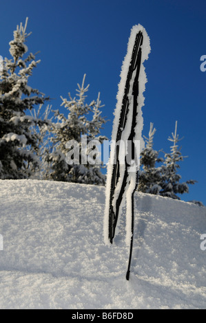 Coperte di neve del tergivetro, nevicato in auto, inverno Foto Stock