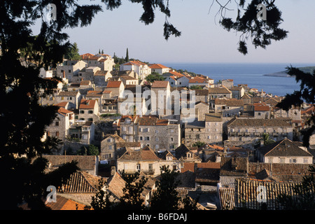 Vista della citta di Hvar tetti sull'isola croata di Hvar da Spanjola Fort. Arcipelago della Dalmazia, Croazia. Foto Stock