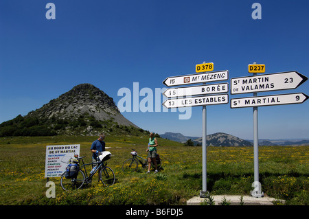 Segni di direzione, ciclisti vicino Le Gerbier de Jonc, Ardèche, Rhones-Alpes, Francia, Europa, signor Foto Stock