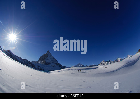 Sandiger Boden ski area di fronte alle montagne del Cervino, Zinalrothorn, Obergabelhorn e Weisshorn, Zermatt, Vallese o Wal Foto Stock