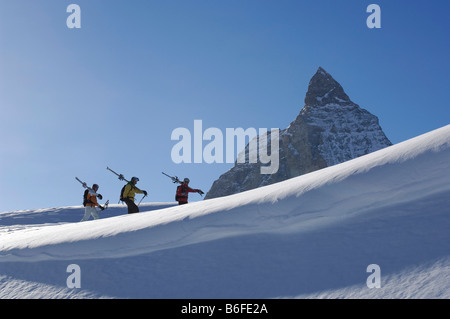 Paese indietro gli sciatori, freeride, escursionismo su Sandiger Boden ski area di fronte al Monte Cervino, Zermatt, Vallese o Foto Stock