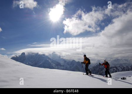 Gli escursionisti con racchette da neve sul Plaetzwiese Prato di fronte al Monte Cristallo massiccio, Alta Val Pusteria o Alto Pusteria Bolzano- Foto Stock