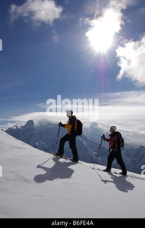 Gli escursionisti con racchette da neve sul Plaetzwiese Prato di fronte al Monte Cristallo massiccio, Alta Val Pusteria o Alto Pusteria Bolzano- Foto Stock