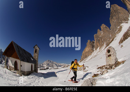 Gli escursionisti con racchette da neve passando il Drei Zinnen o Tre Cime di Lavaredo o Tre Cime di Lavaredo, Alta Val Pusteria o Alto Pusteria, Foto Stock