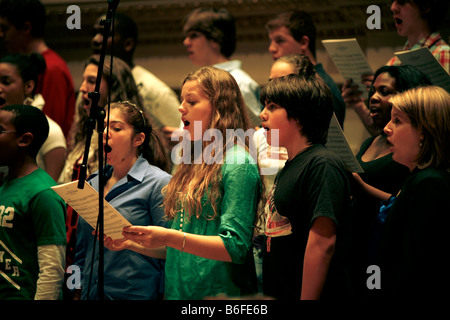 I giovani il coro della città di New York durante le prove per un concerto di beneficenza con il New York Pops Orchestra Foto Stock