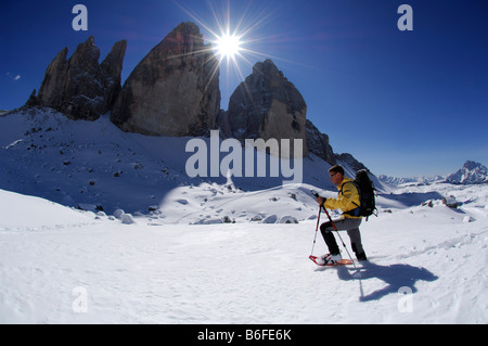 Escursioni con le racchette da neve nella parte anteriore della montagna Drie Zinnen o Tre Cime di Lavaredo, Italiano per Tre Cime di Lavaredo, Alta Pusteria Va Foto Stock