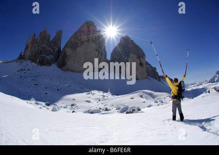 Escursioni con le racchette da neve nella parte anteriore della montagna Drie Zinnen o Tre Cime di Lavaredo, Italiano per Tre Cime di Lavaredo, Alta Pusteria Va Foto Stock