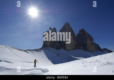 Gli escursionisti con racchette da neve passando il Drei Zinnen Mountain o Tre Cime di Lavaredo, Alta Val Pusteria o Alto Pusteria Bolzano, FARE Foto Stock