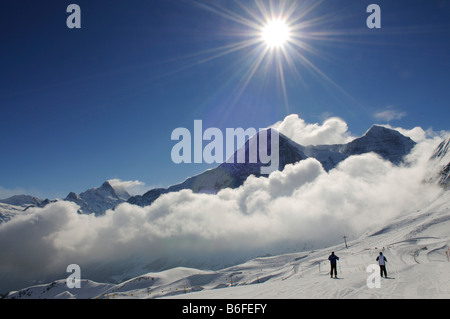 Sciatore sul Maennlichen mt con vista del monte Wetterhorn, Mt Eiger, Mt Moench, Grindelwald, Alpi Bernesi, Svizzera, Europa Foto Stock