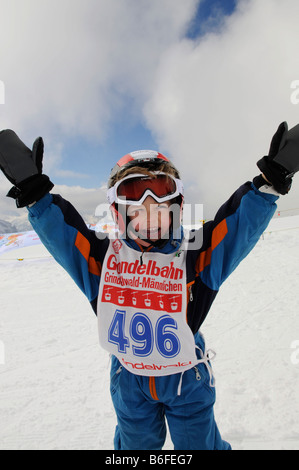 Bambini al di sci per bambini circus sul Maennlichen Mt, Grindelwald, Alpi Bernesi, Svizzera, Europa Foto Stock