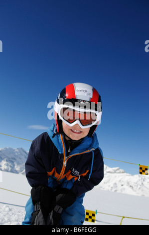 Bambini al kids ski circus sul Maennlichen montagna, Grindelwald, Berner Alpi, Svizzera, Europa Foto Stock