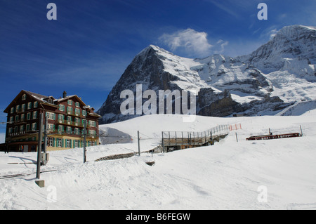 Hotel Desalpes, Monte Eiger North Face, Jungfrau-Bahn convoglio ferroviario tracce, Kleine Scheidegg Mountain, Grindelwald, Oberland Foto Stock