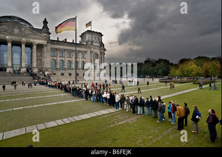 Il palazzo del Reichstag, persone in attesa in linea, Berlino, Germania, Europa Foto Stock