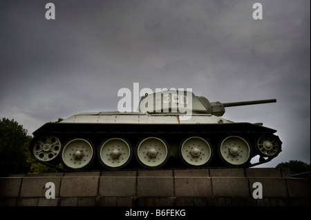 Serbatoio di russo presso il Memoriale Sovietico, Berlino, Germania, Europa Foto Stock