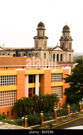 La Casa de los Pueblos presidenziali ufficio di casa e la vecchia cattedrale di Santo Domingo Managua Nicaragua america centrale Foto Stock