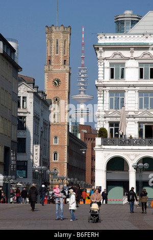 Vista dalla piazza del Municipio in Poststrasse verso la torre del vecchio Post e la torre della televisione, a destra, l'Alster Foto Stock