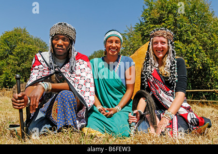 Due tradizionali Zulu guaritori o sciamano o Sangoma, con uno studente seduto tra loro, Kwazulu-Natal, Sud Africa
