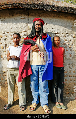 Sangoma o sciamano o guaritore tradizionale del popolo Zulu, con i suoi due figli, Kwazulu-Natal, Sud Africa