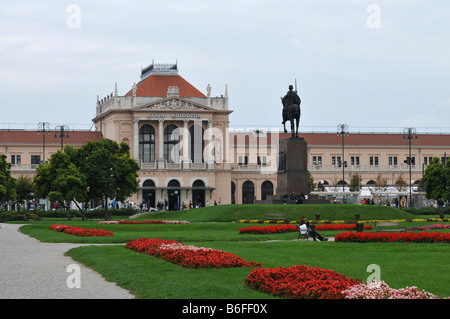 La stazione ferroviaria e il parco, Re Tomislav Square, Zagabria, Croazia, Europa Foto Stock
